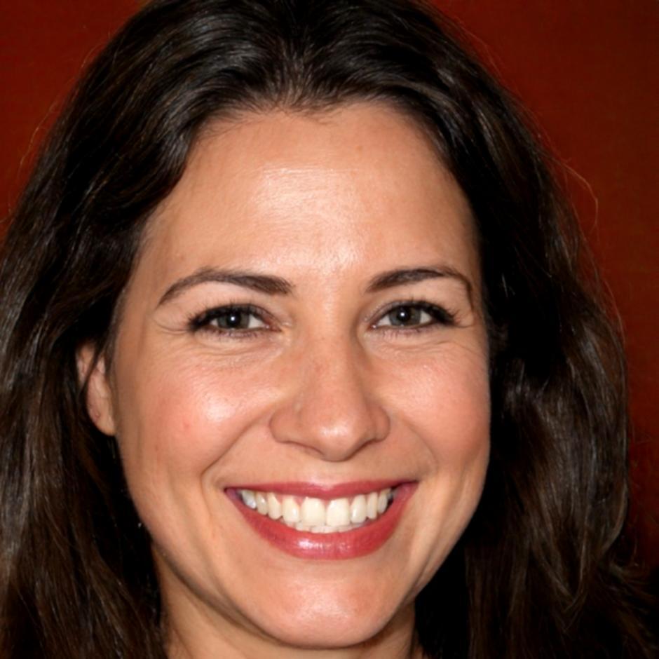 Expertin für Führungskräfteentwicklung mit Studienmaterialien